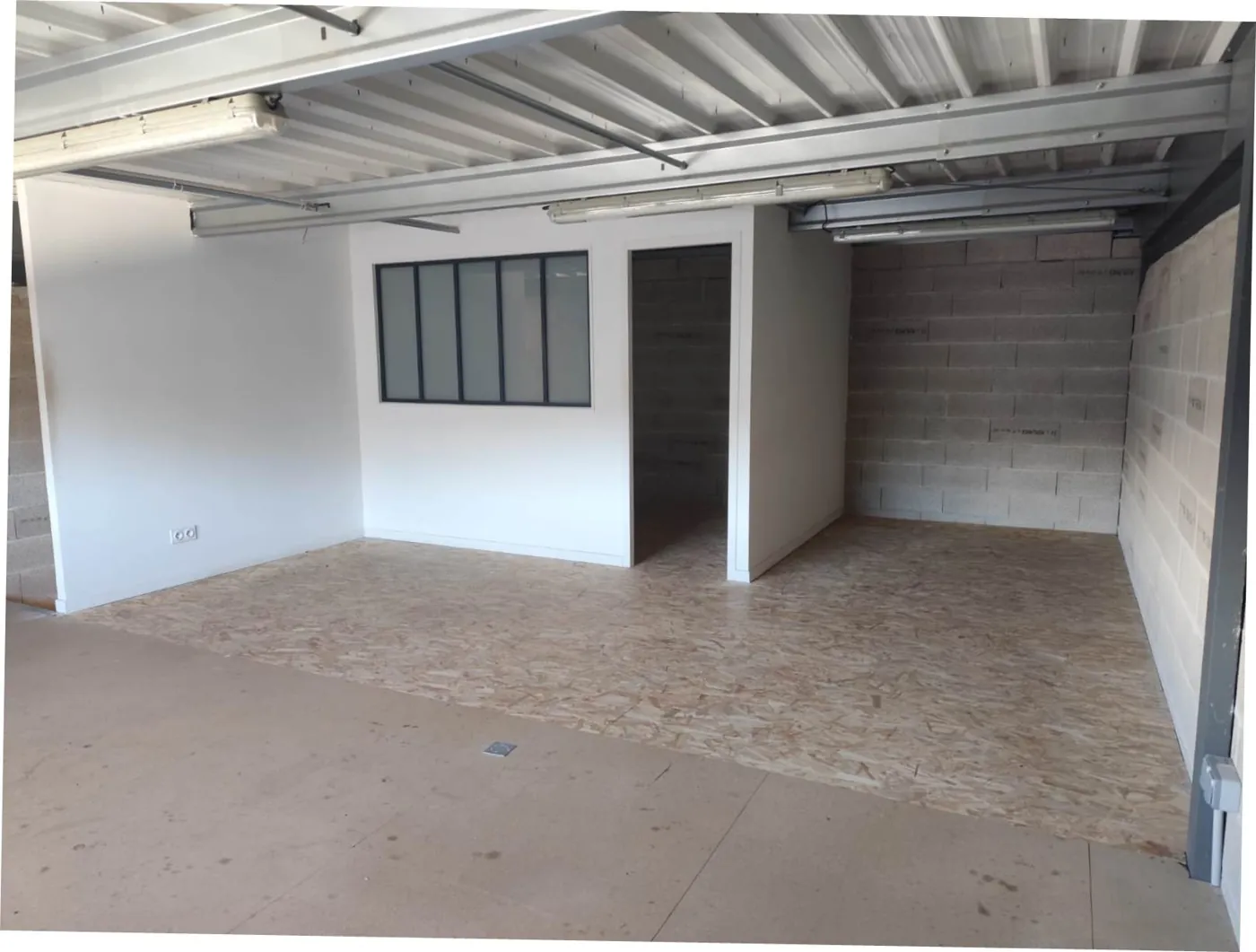 Local G1-68 aménagé avec bureau et verrière, Garosud Montpellier