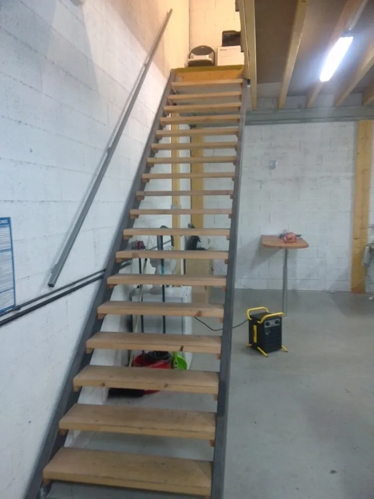 Escalier et mezzanine 18 m² du local G1-68, Garosud Montpellier