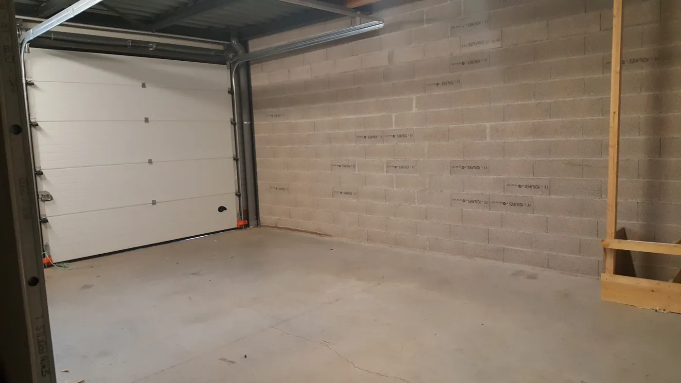Local G1-68 équipé avec porte sectionnelle à Garosud, Montpellier