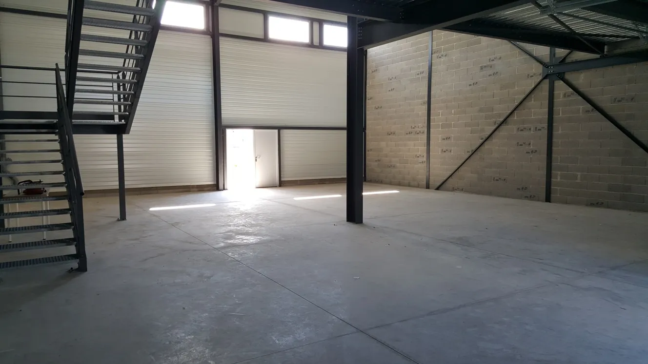 Escalier et mezzanine 82 m² de l'entrepôt G2-33, Garosud Montpellier