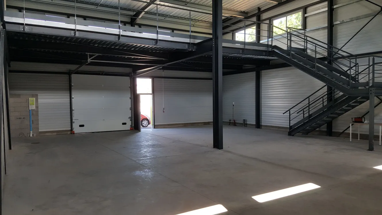 Local G2-33 de stockage avec porte sectionnelle à Garosud, Montpellier