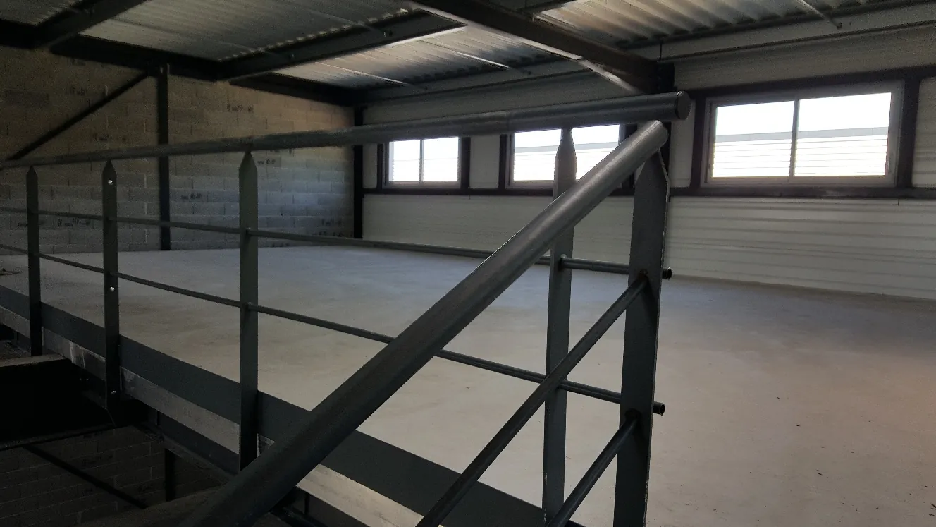 Mezzanine de stockage 82 m² du local G2-33, Garosud Montpellier