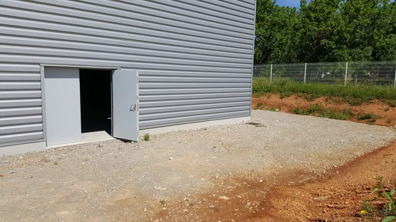 Porte sur cour privative extérieure, entrepôt G2-33, Garosud Montpellier