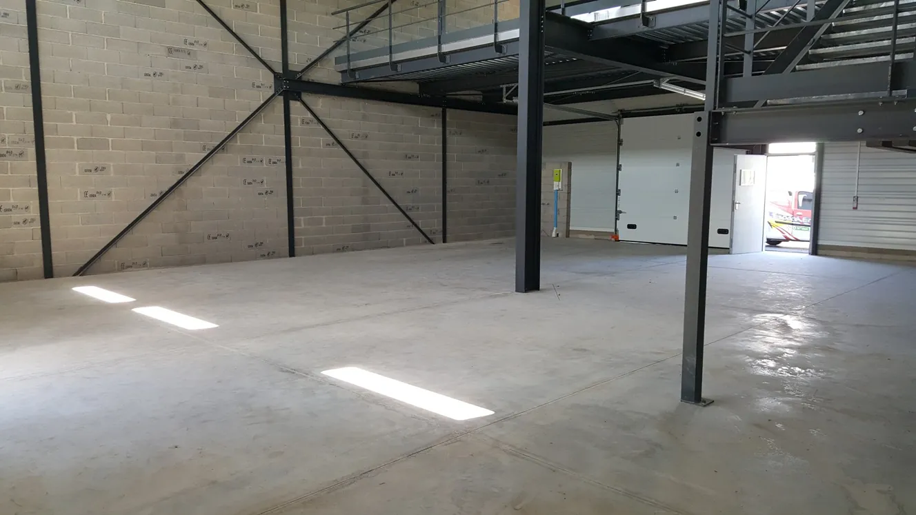 Entrepôt G2-33, volume et 7 m sous plafond, Garosud Montpellier